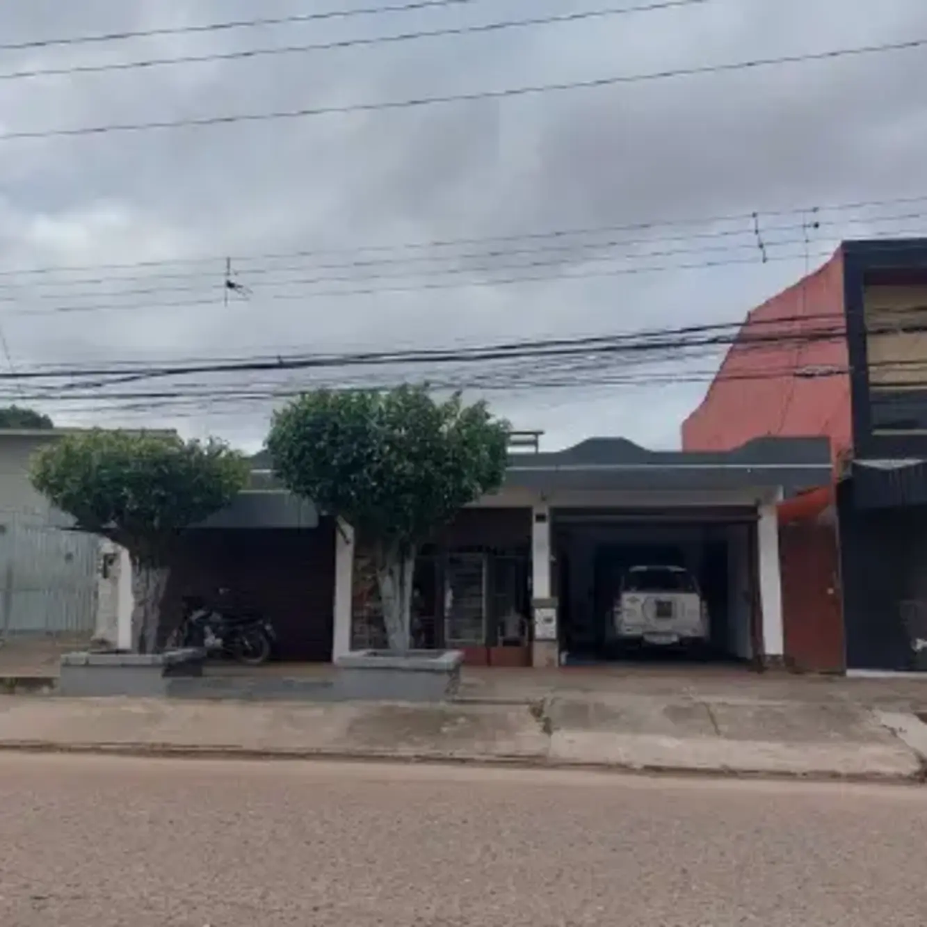 Foto de CASA SOBRE AVENIDA CON ESPACIO COMERCIAL EN VENTA