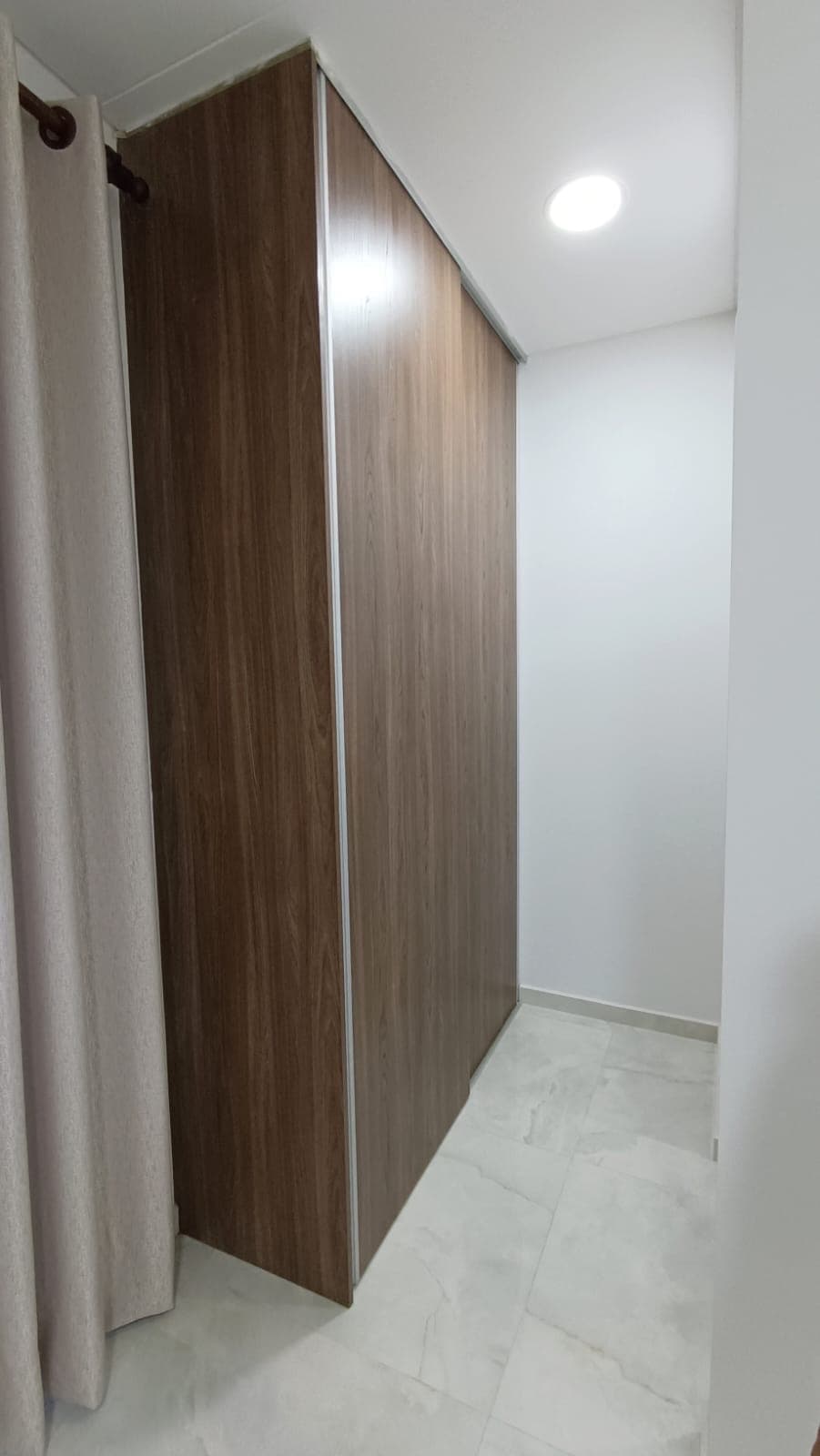 MONOAMBIENTE CON BALCÓN EN ALQUILER – AV BENI* Ubicación: Prolong. av Beni, entre 6to y 7mo anillo. Condominio Lusitano
