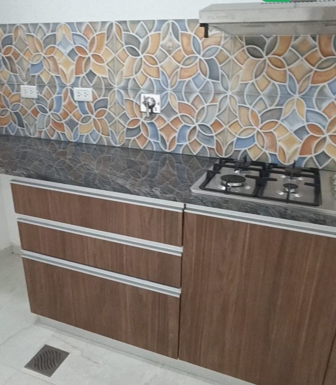 MONOAMBIENTE CON BALCÓN EN ALQUILER – AV BENI* Ubicación: Prolong. av Beni, entre 6to y 7mo anillo. Condominio Lusitano