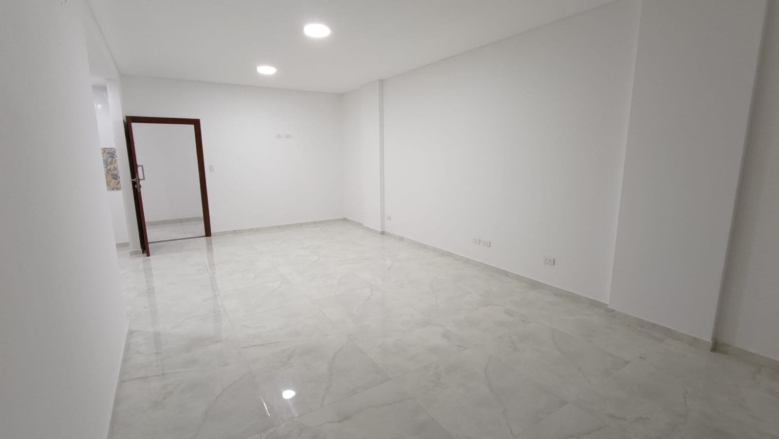 MONOAMBIENTE CON BALCÓN EN ALQUILER – AV BENI* Ubicación: Prolong. av Beni, entre 6to y 7mo anillo. Condominio Lusitano