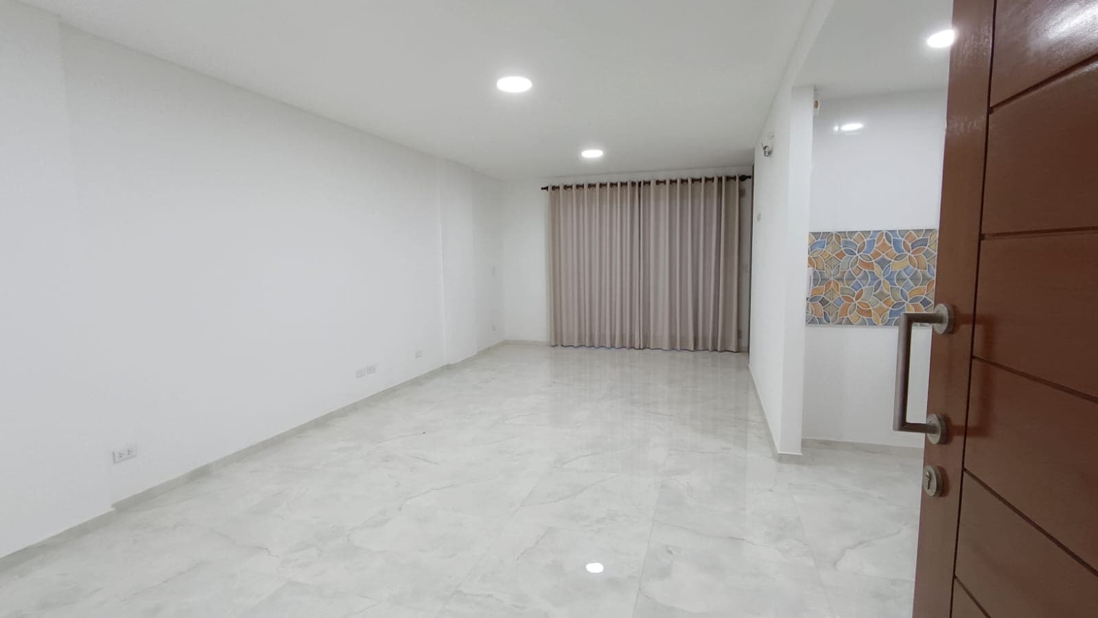 MONOAMBIENTE CON BALCÓN EN ALQUILER – AV BENI* Ubicación: Prolong. av Beni, entre 6to y 7mo anillo. Condominio Lusitano