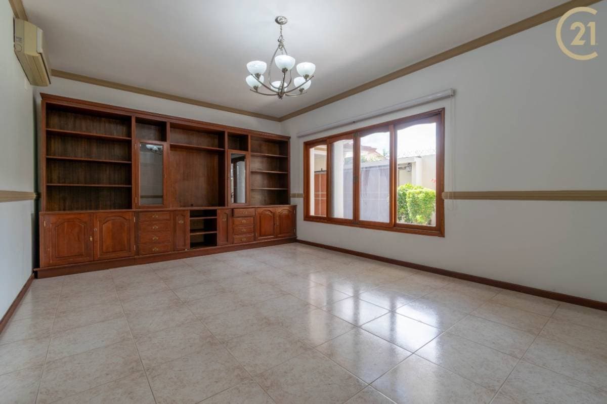 CASA CORPORATIVA, EN ALQUILER