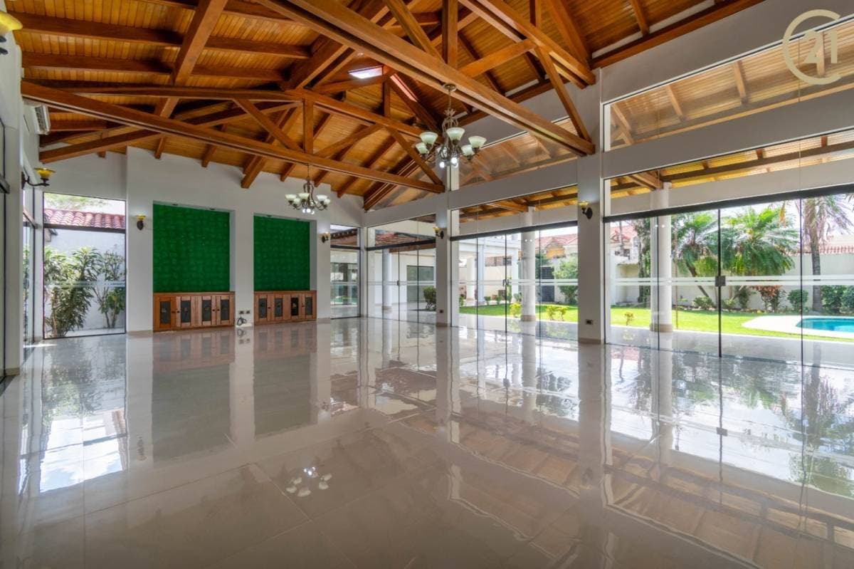 CASA CORPORATIVA, EN ALQUILER