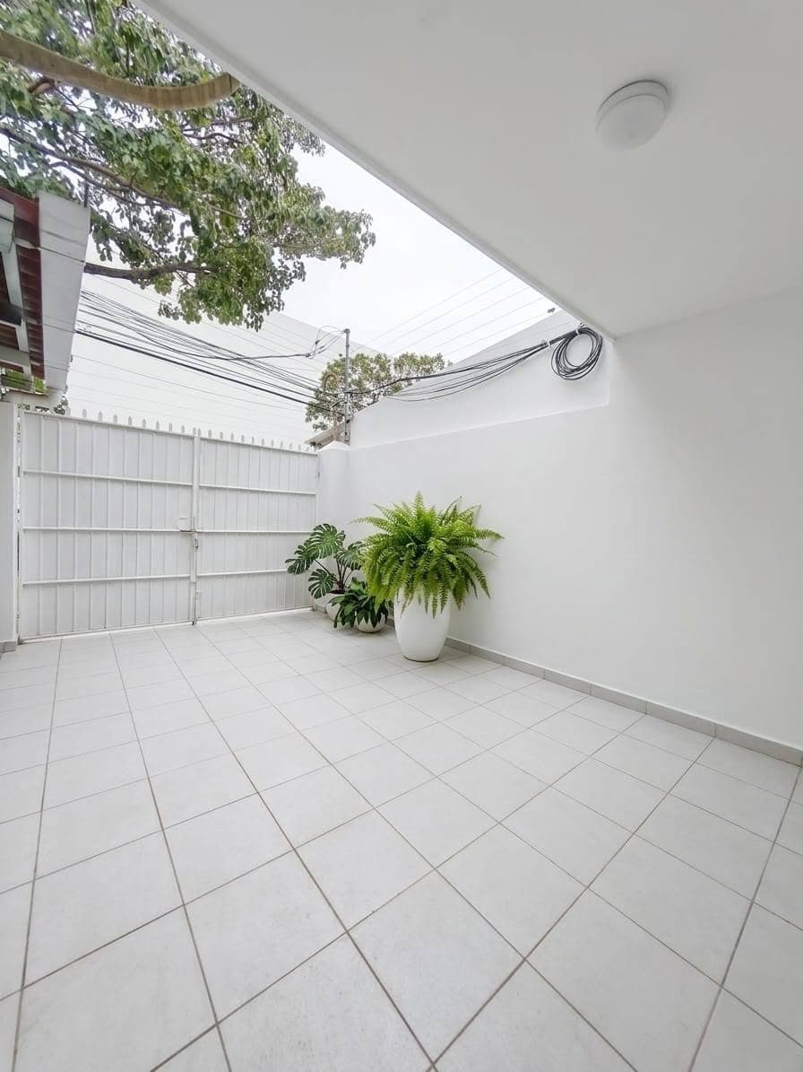IDEAL PARA VIVIENDA O EMPRESA,CASA EN ANTICRETICO,ZONA EXPOCRUZ AV ROCA CORONADO