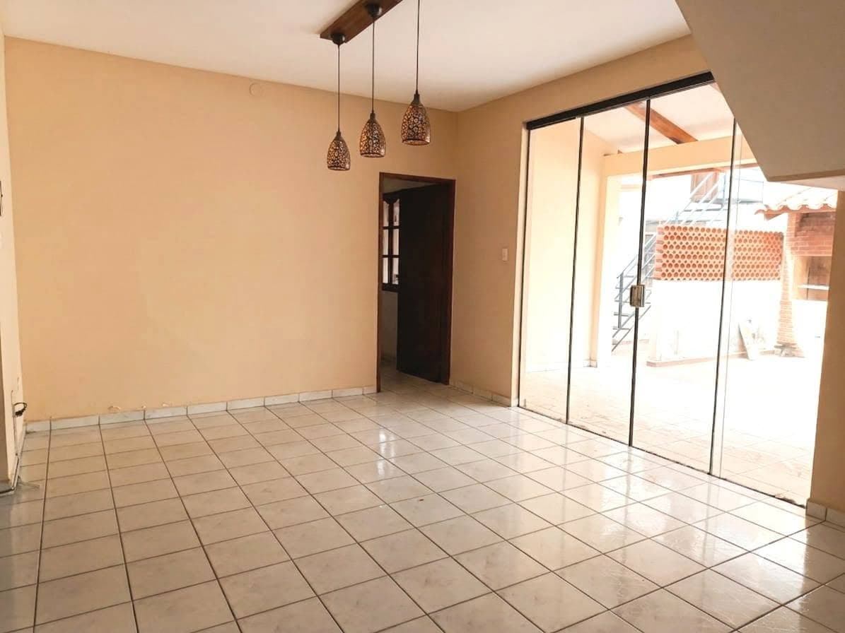 CASA AMPLIA EN ALQUILER, IDEAL PARA EMPRESAS O VIVIENDA, ZONA NORTE AV ALEMANA ENTRE 2DO Y 3ER ANILLO