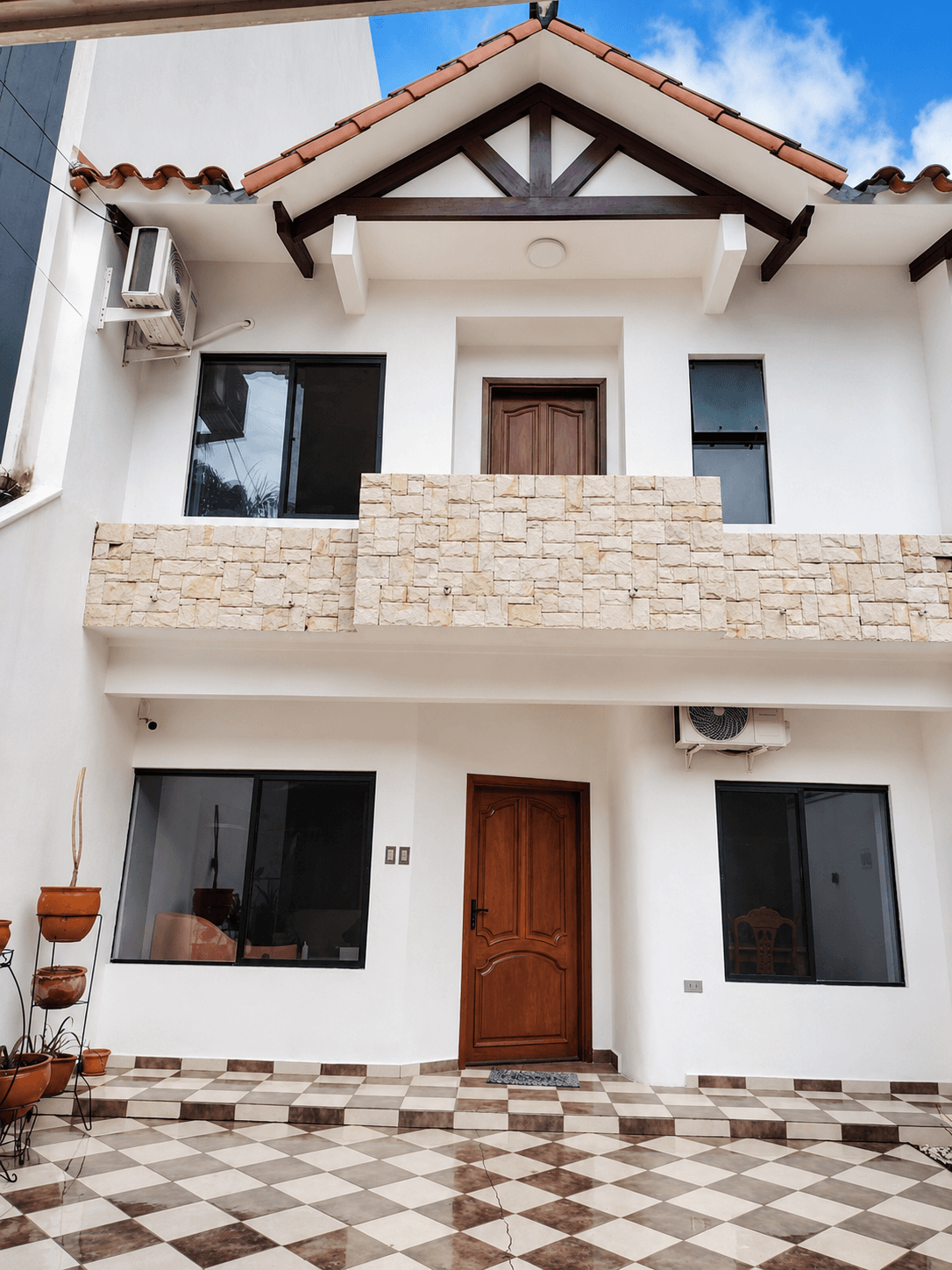 Casa de dos plantas zona norte entre segundo y tercer anillo, con garaje, patio con churrasquera y cómodos ambientes familiares