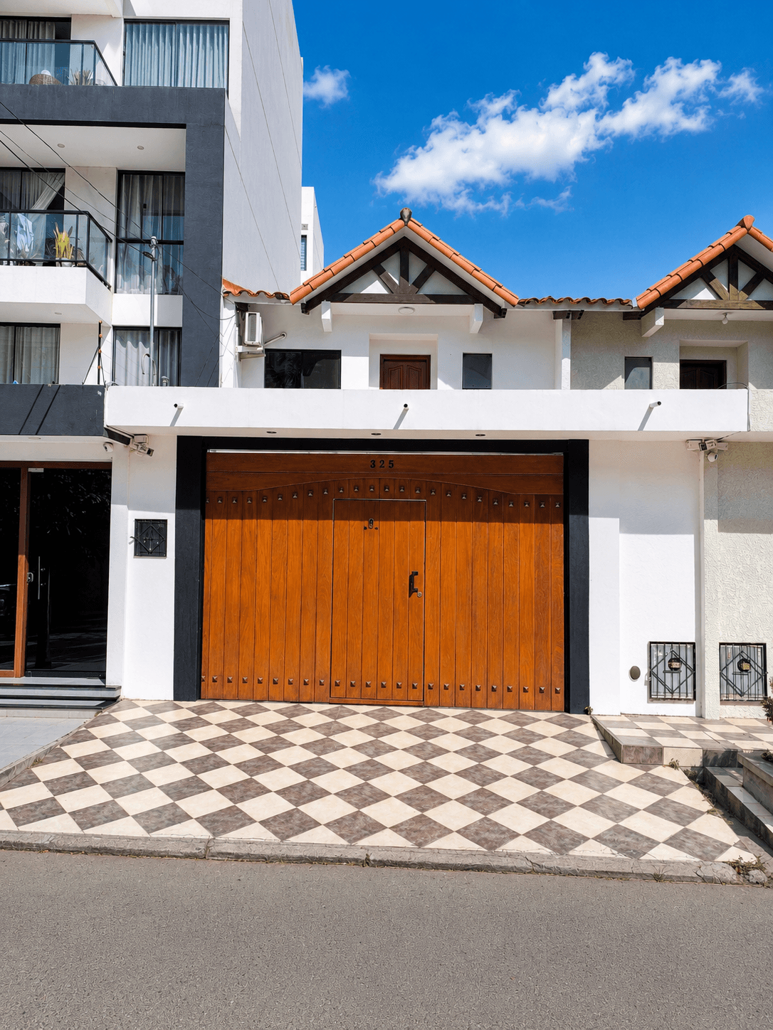 Casa de dos plantas zona norte entre segundo y tercer anillo, con garaje, patio con churrasquera y cómodos ambientes familiares