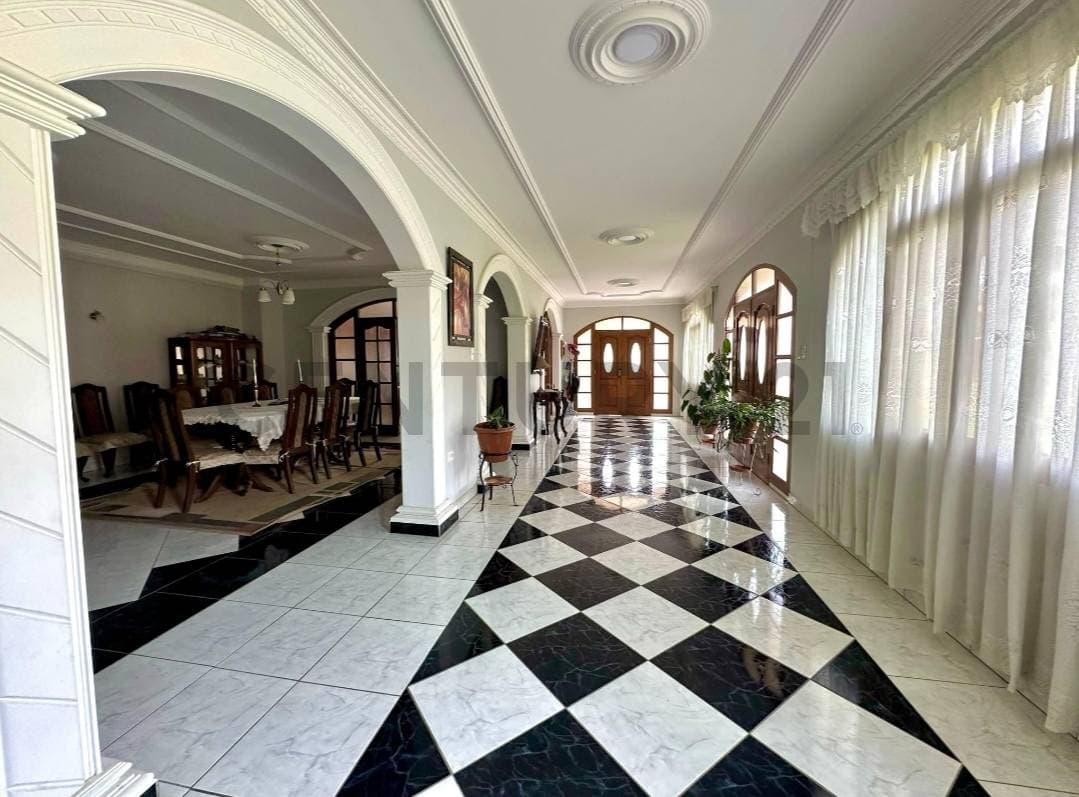 Foto de Casa en venta a media cuadra de la avenida, amplio jardin ????????