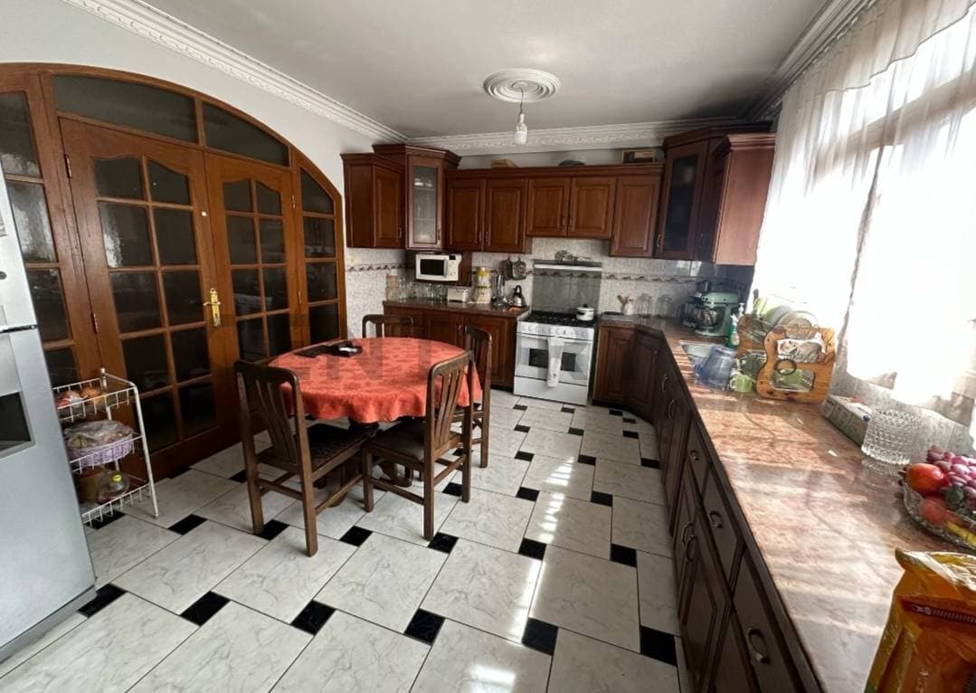 Foto de Casa en venta a media cuadra de la avenida, amplio jardin ????????