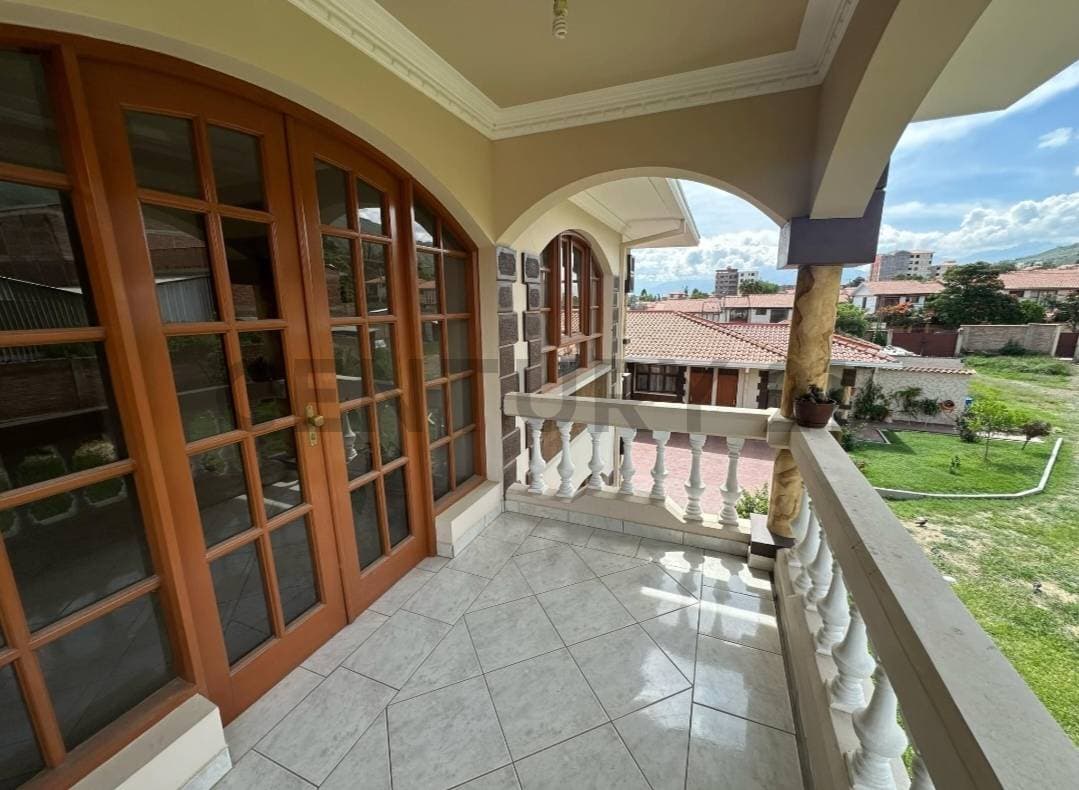 Foto de Casa en venta a media cuadra de la avenida, amplio jardin ????????
