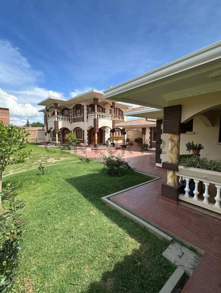 Foto de Casa en venta a media cuadra de la avenida, amplio jardin ????????