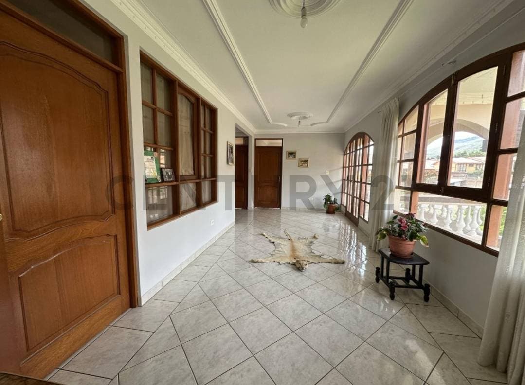 Foto de Casa en venta a media cuadra de la avenida, amplio jardin ????????