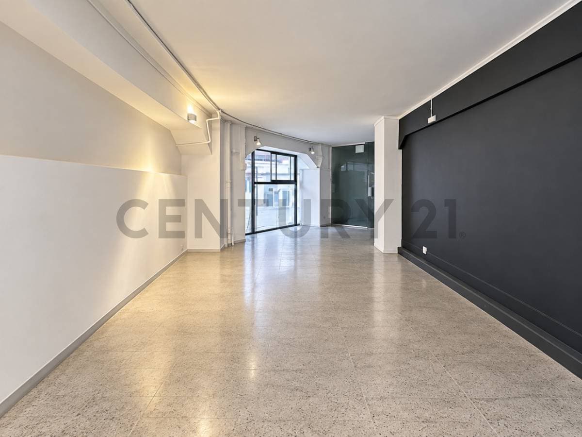 Foto de ALQUILER – Amplio Local Comercial en zona San Francisco.