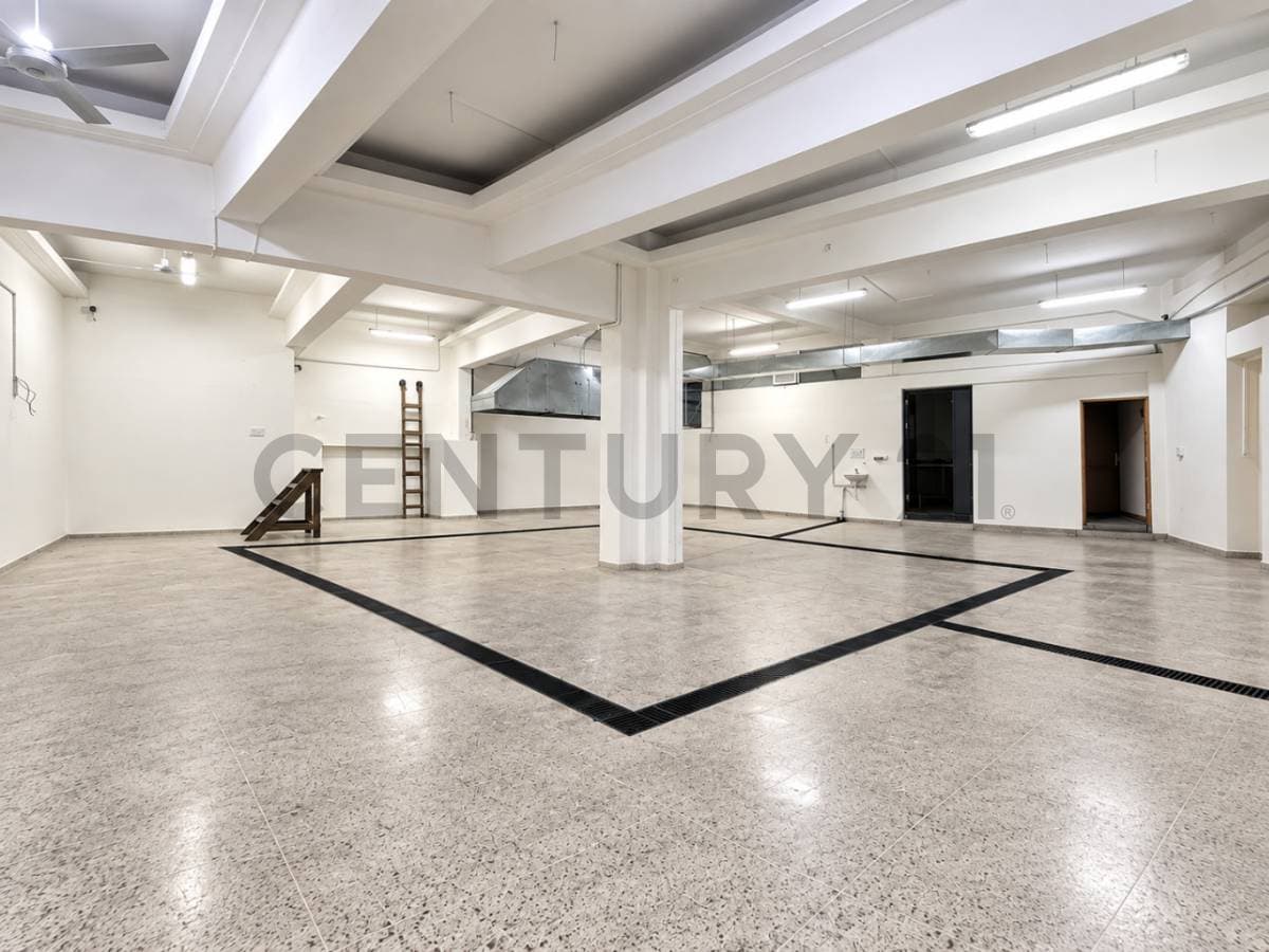 Foto de ALQUILER – Amplio Local Comercial en zona San Francisco.