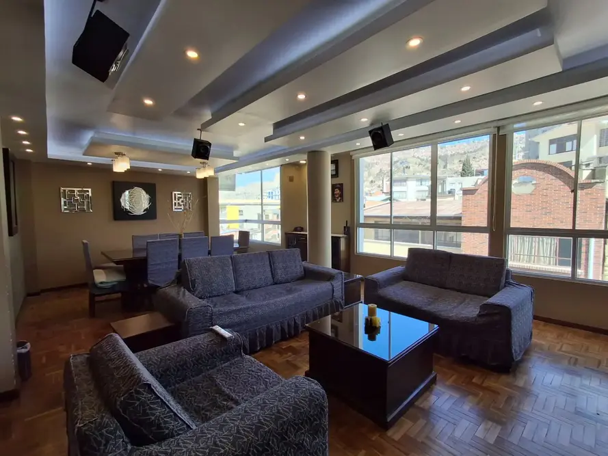 Foto de EDIFICIO FAMILIAR CON ESPACIO COMERCIAL EN VENTA,SOPOCACHI