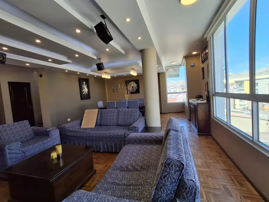 Foto de EDIFICIO FAMILIAR CON ESPACIO COMERCIAL EN VENTA,SOPOCACHI