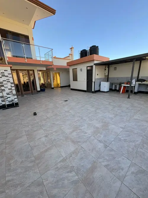 Foto de Casa con tiendas en la Av. Los Sargentos