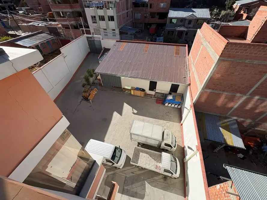 Foto de Casa con tiendas en la Av. Los Sargentos