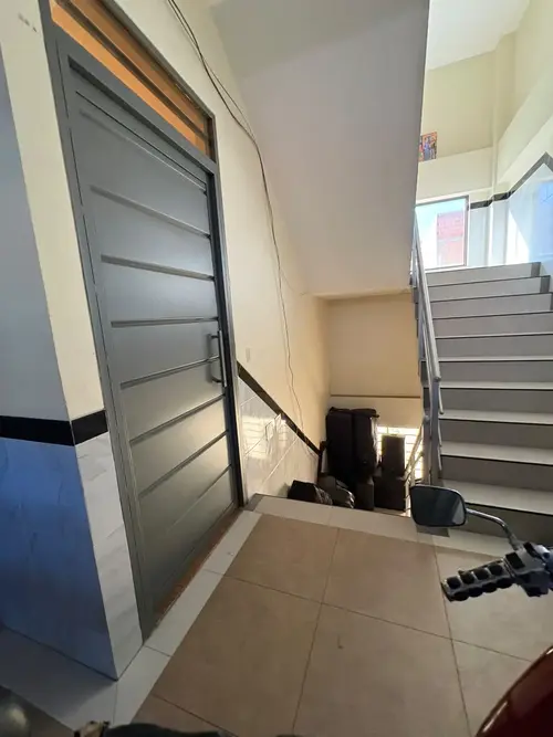 Foto de Casa con tiendas en la Av. Los Sargentos