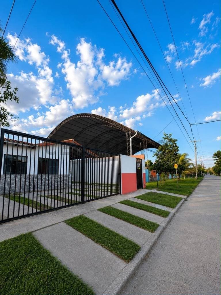 Foto de CASA ALQUILER Ubicada en la Urbanización Motacú, frente a Satélite Norte