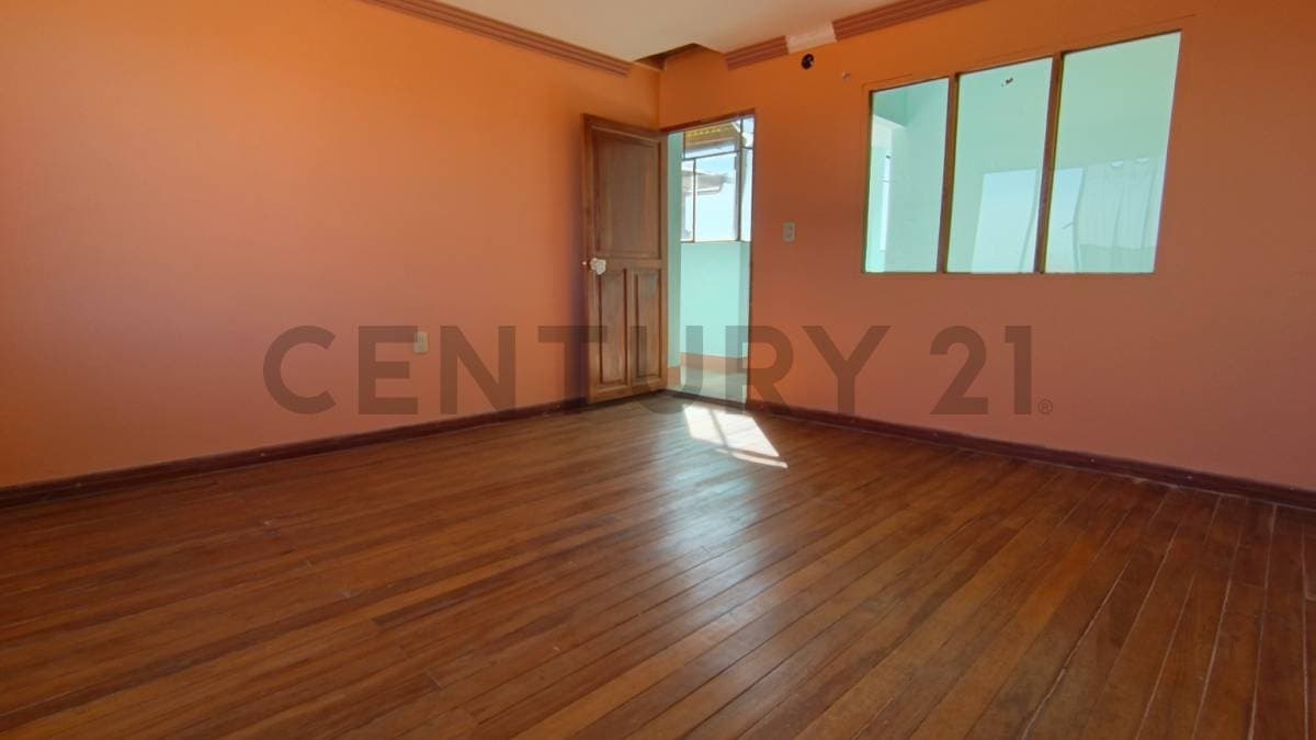 Foto de Casa de 3 pisos en Esquina en venta