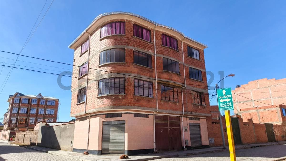 Foto de Casa de 3 pisos en Esquina en venta