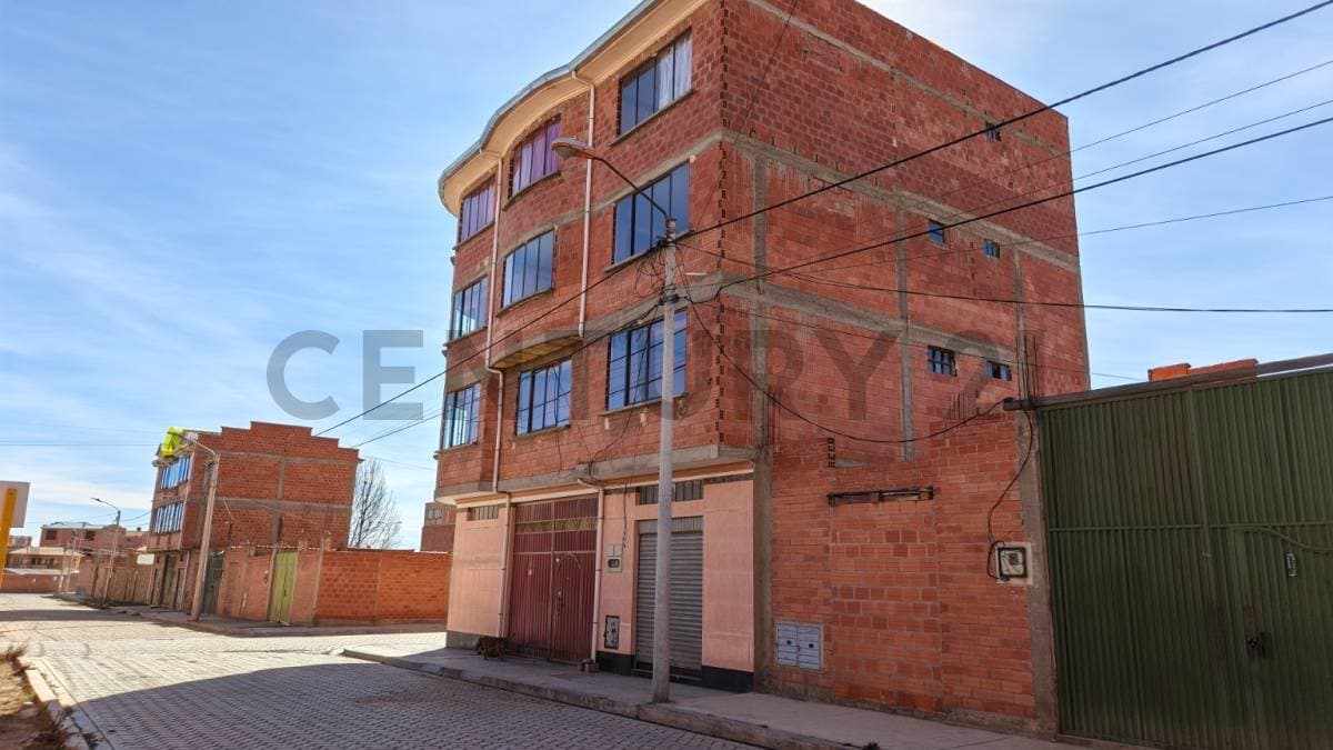 Foto de Casa de 3 pisos en Esquina en venta
