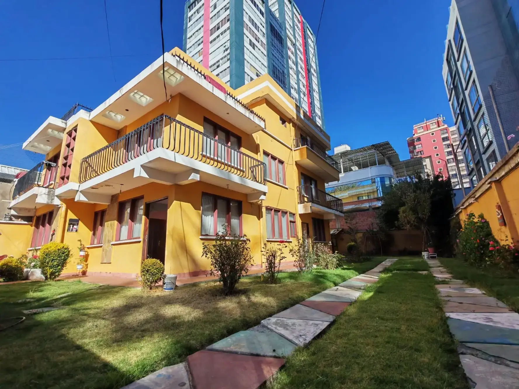 Foto de Casa Antigua con 3 Departamentos en Venta‼️
