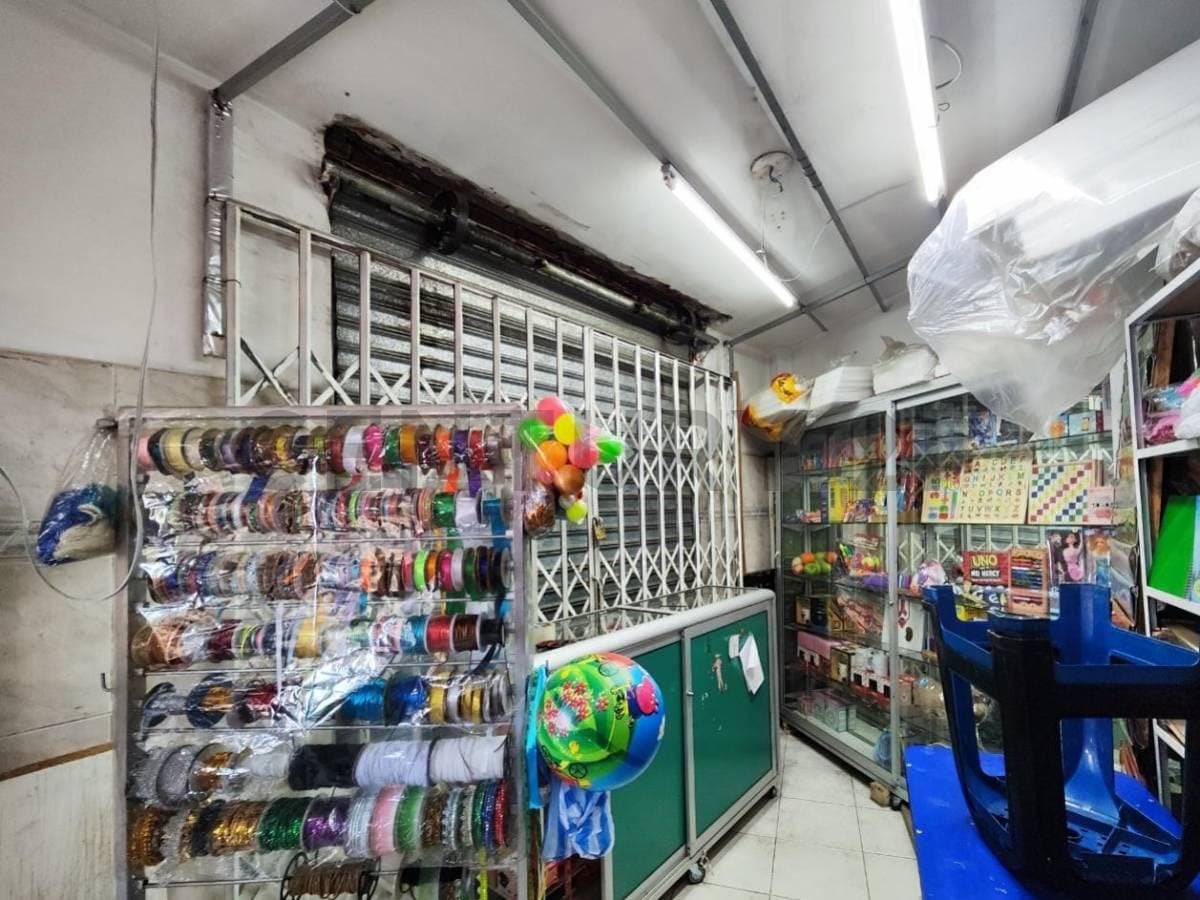 Foto de TIENDAS EN VENTA SOBRE LA AV. AGUSTÍN UGARTE, PASOS DEL HOSPITAL DE COTAHUMA