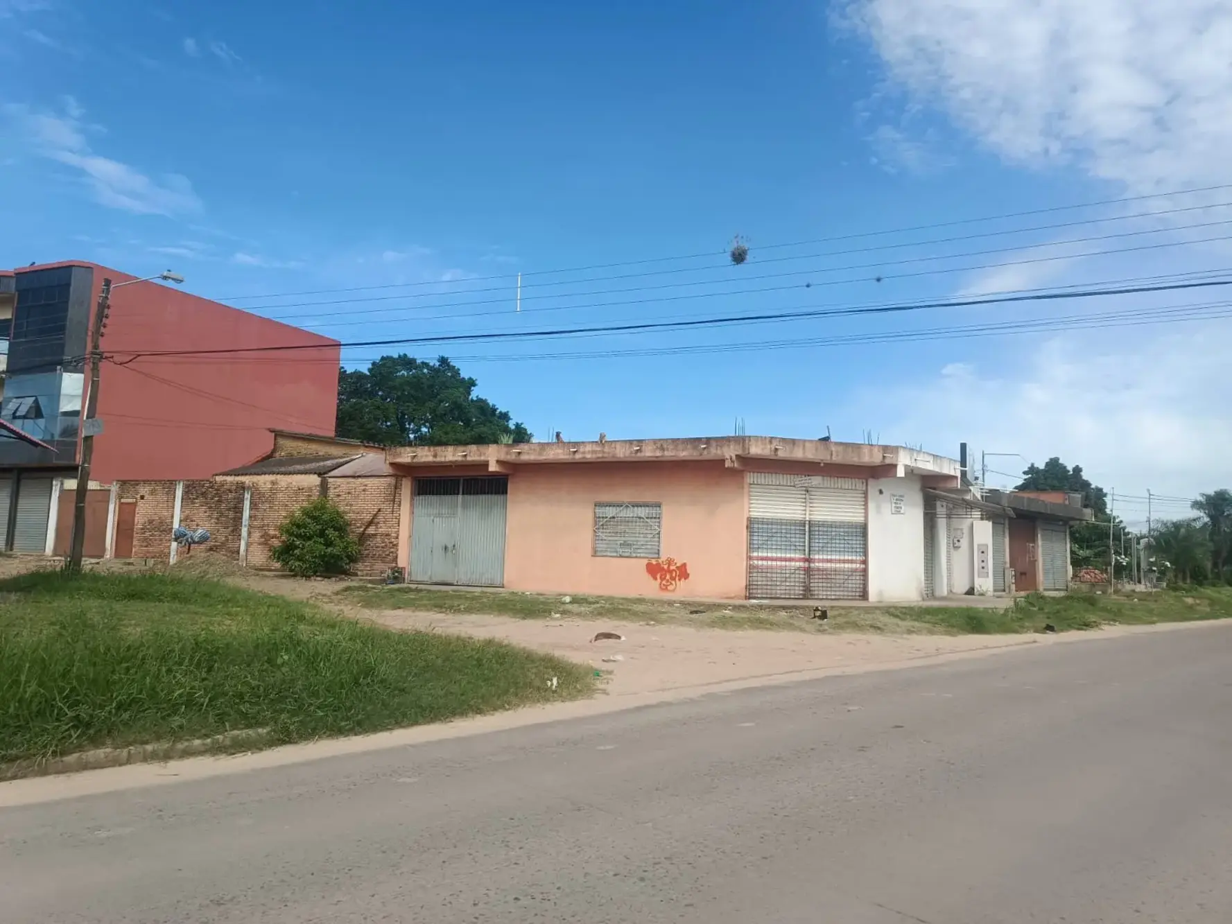 Foto de Local comercial en venta con amplia superficie y parqueo en zona sureste de Santa Cruz