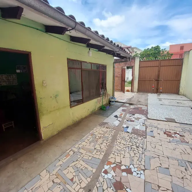 Foto de Local comercial en venta con amplia superficie y parqueo en zona sureste de Santa Cruz
