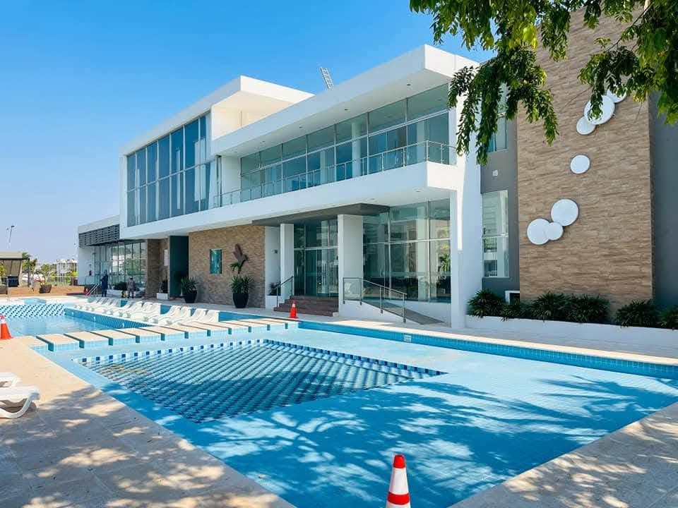 EN CONDOMINIO JARDINES DEL NORTE, CASA MODERNA EN ALQUILER,ZONA NORTE AV BANZER