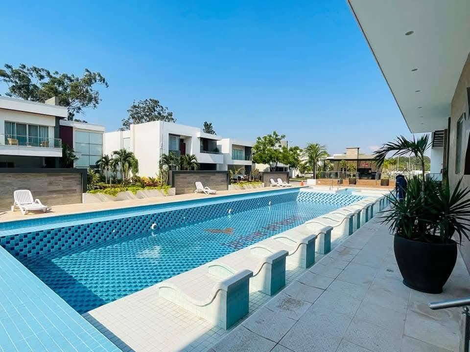 EN CONDOMINIO JARDINES DEL NORTE, CASA MODERNA EN ALQUILER,ZONA NORTE AV BANZER