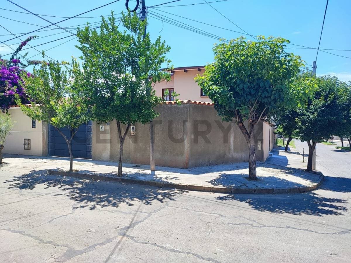 Foto de HERMOSA CASA ESQUINERA A LA VENTA EN BARRIO SENAC