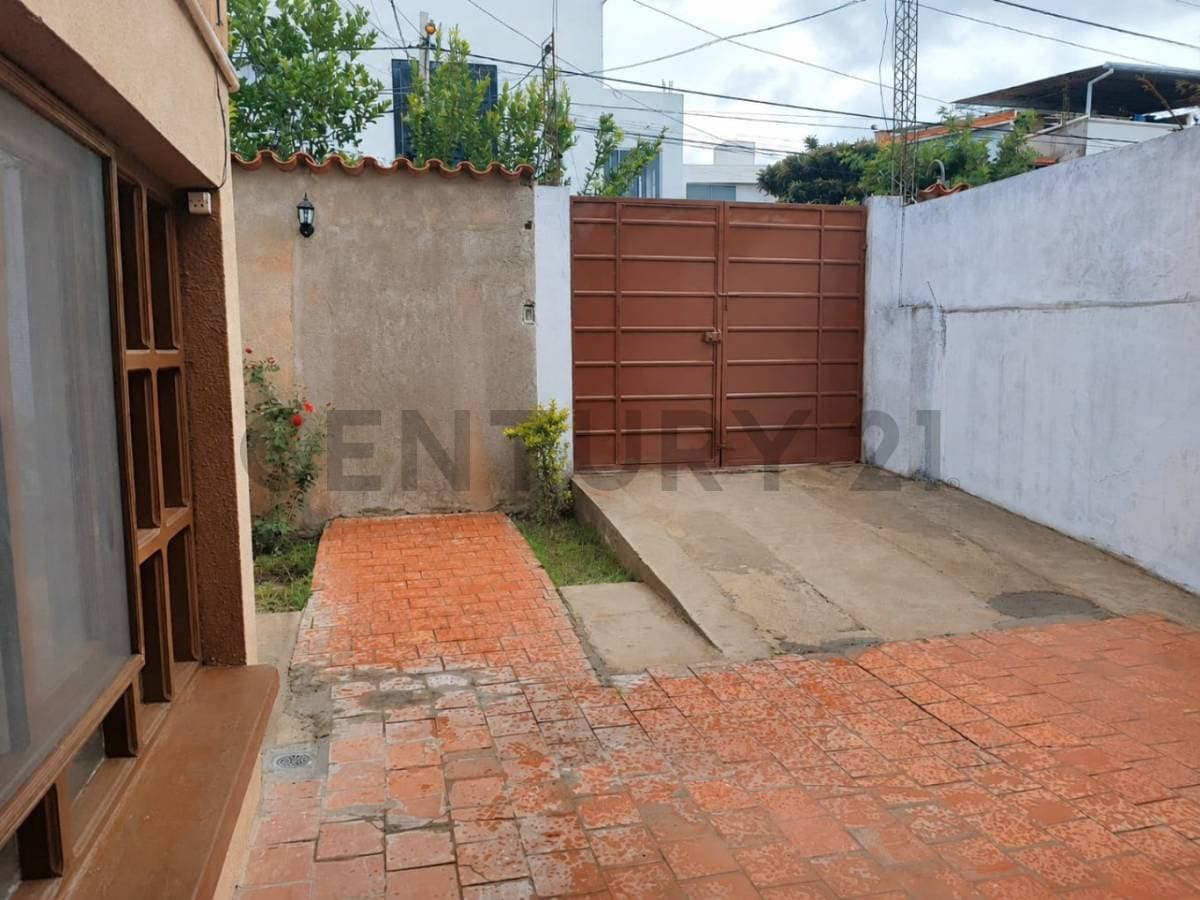 Foto de HERMOSA CASA ESQUINERA A LA VENTA EN BARRIO SENAC