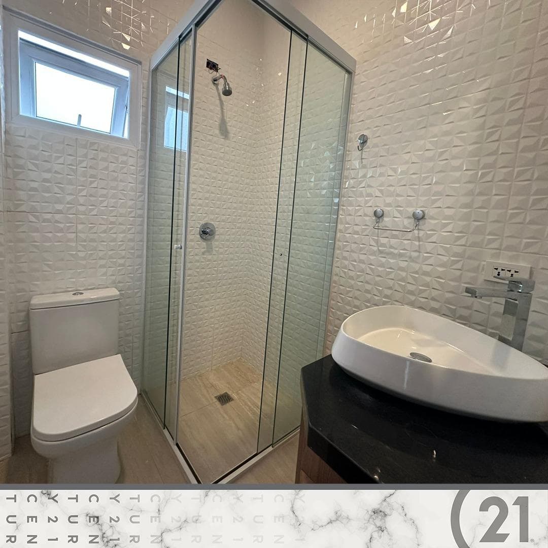 HERMOSA CASA EN VENTA EN ZONA NORTE* ✨🏡 📍 Ubicación estratégica entre 5to y 6to Anillo, entre Av. Banzer y Av. Beni.