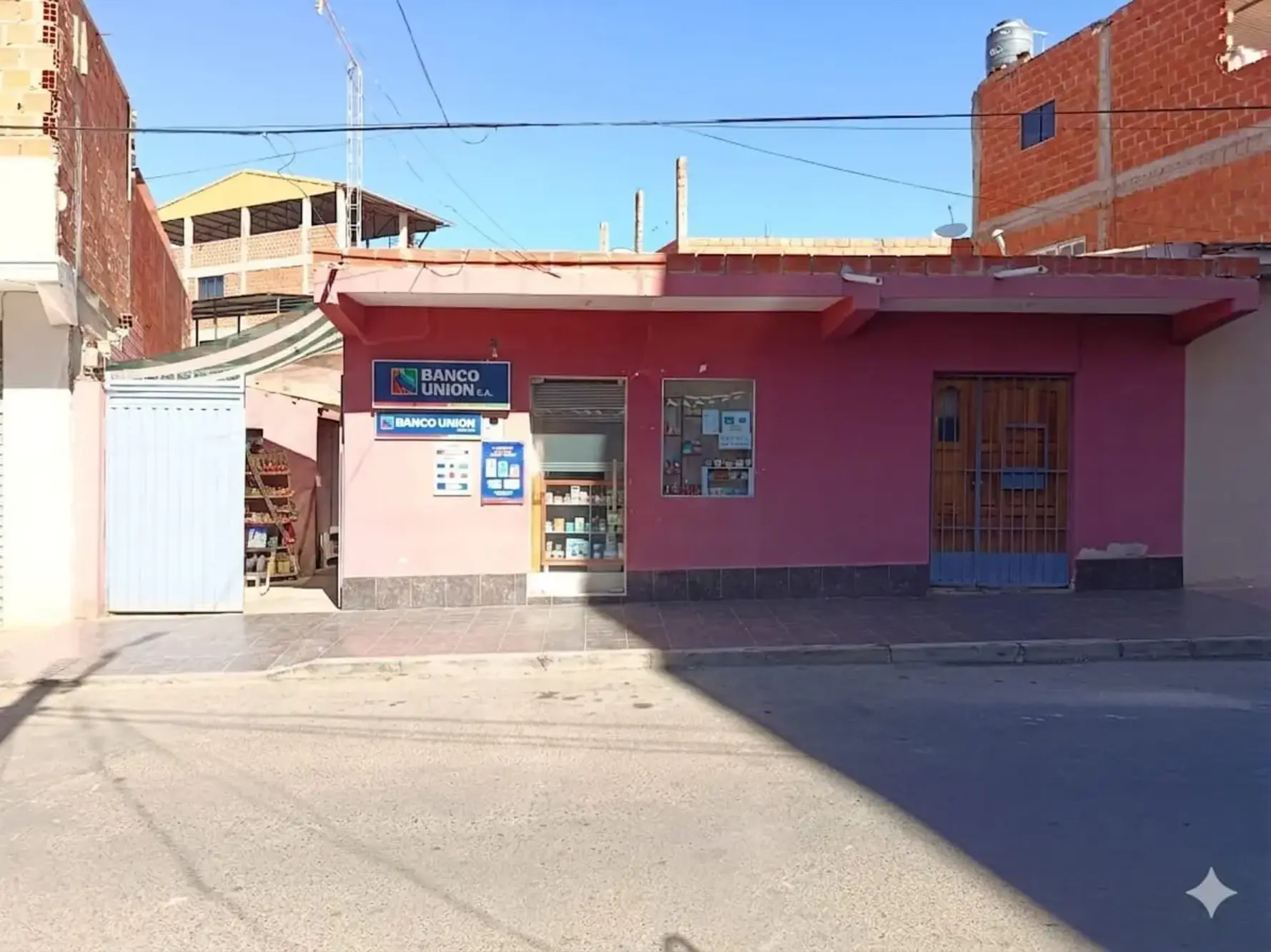 Foto de Casa en Venta con 2 Tiendas Comerciales y Potencial de Desarrollo – Barrio San Marcos
