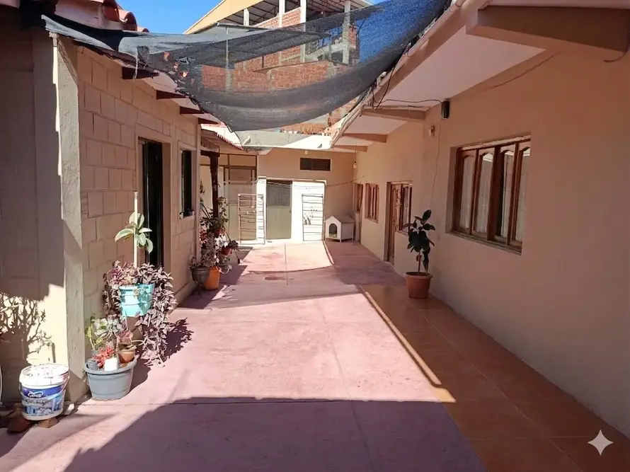 Foto de Casa en Venta con 2 Tiendas Comerciales y Potencial de Desarrollo – Barrio San Marcos