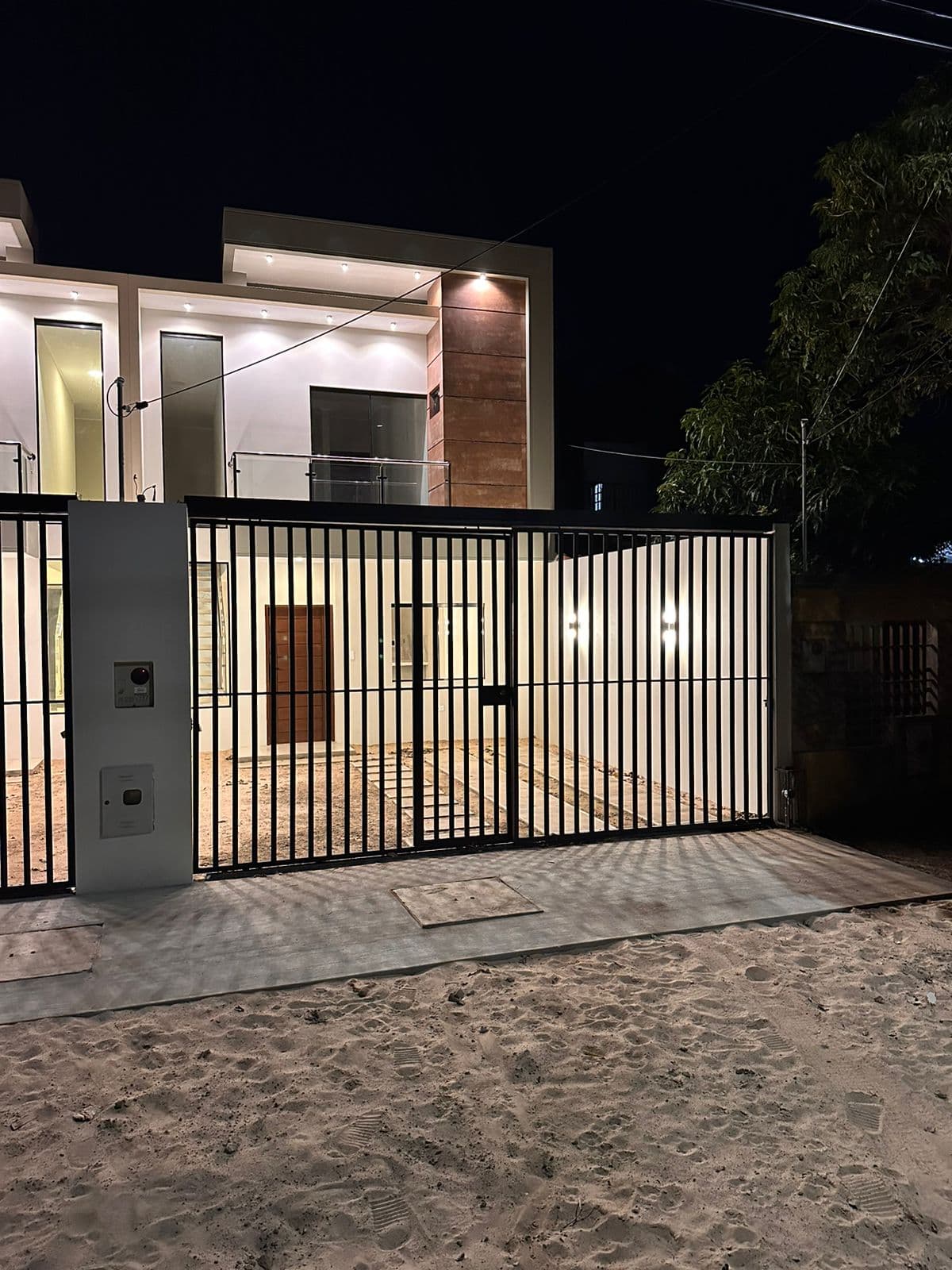 Amplia casa moderna de dos pisos