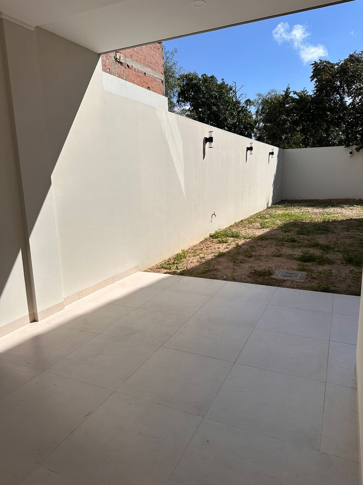 Amplia casa moderna de dos pisos
