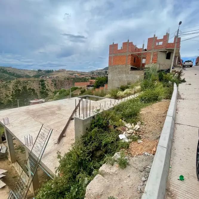Foto de 🏡 Terreno + Construcción en Venta — Zona Azari, Sucre
