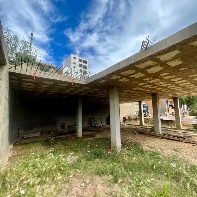 Foto de 🏡 Terreno + Construcción en Venta — Zona Azari, Sucre