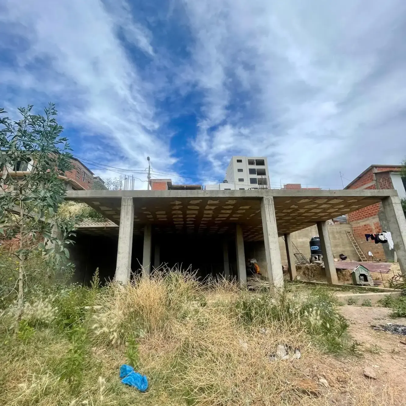 Foto de 🏡 Terreno + Construcción en Venta — Zona Azari, Sucre