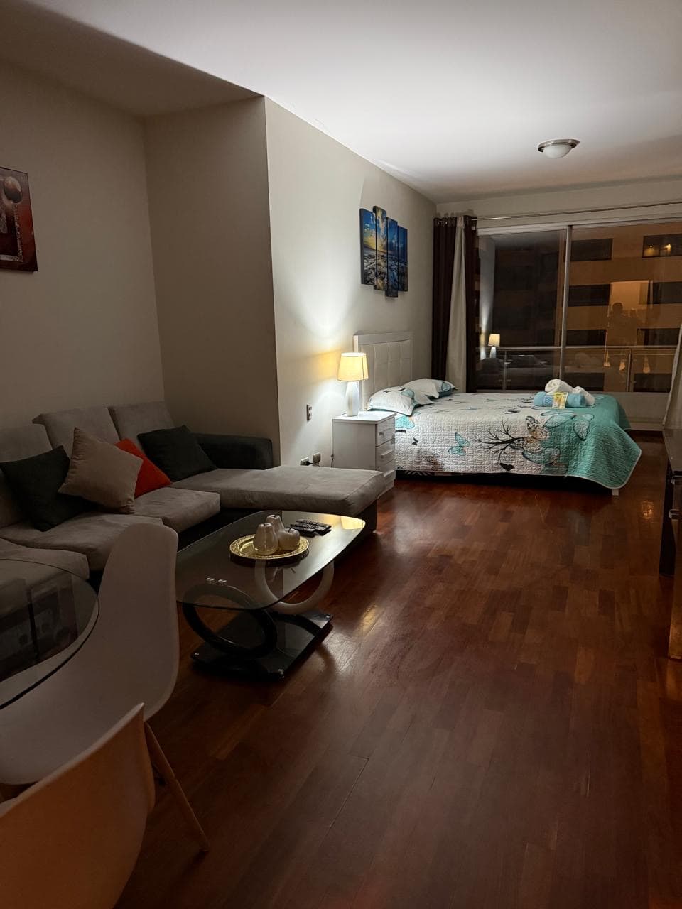 Alquiler Garzonier, alado del Mall Aranjuez, full amoblado y incluye servicios.