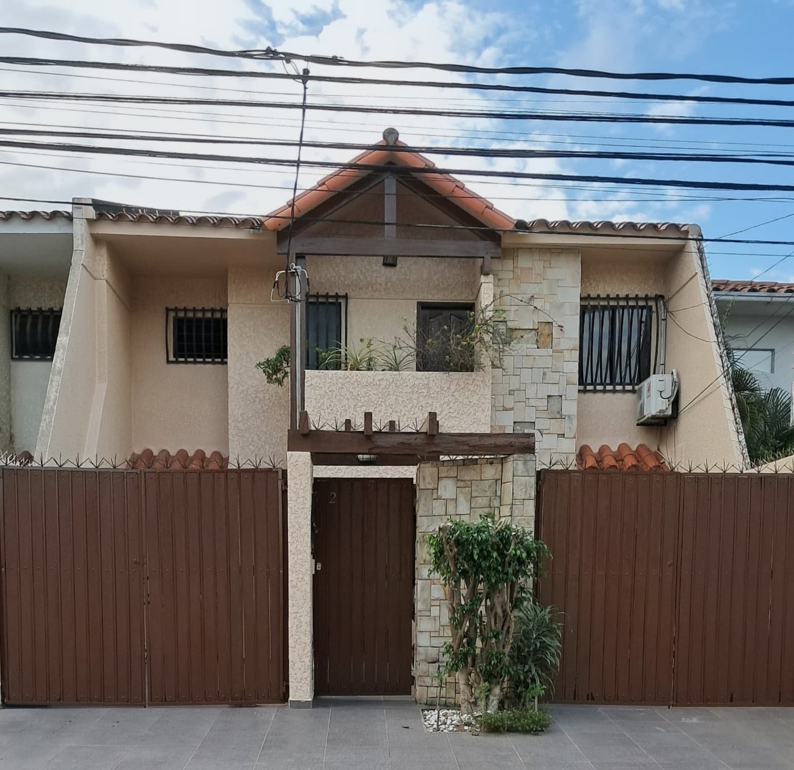 Casa Sólida en Zona Norte - Gran Potencial y Espacios Amplios