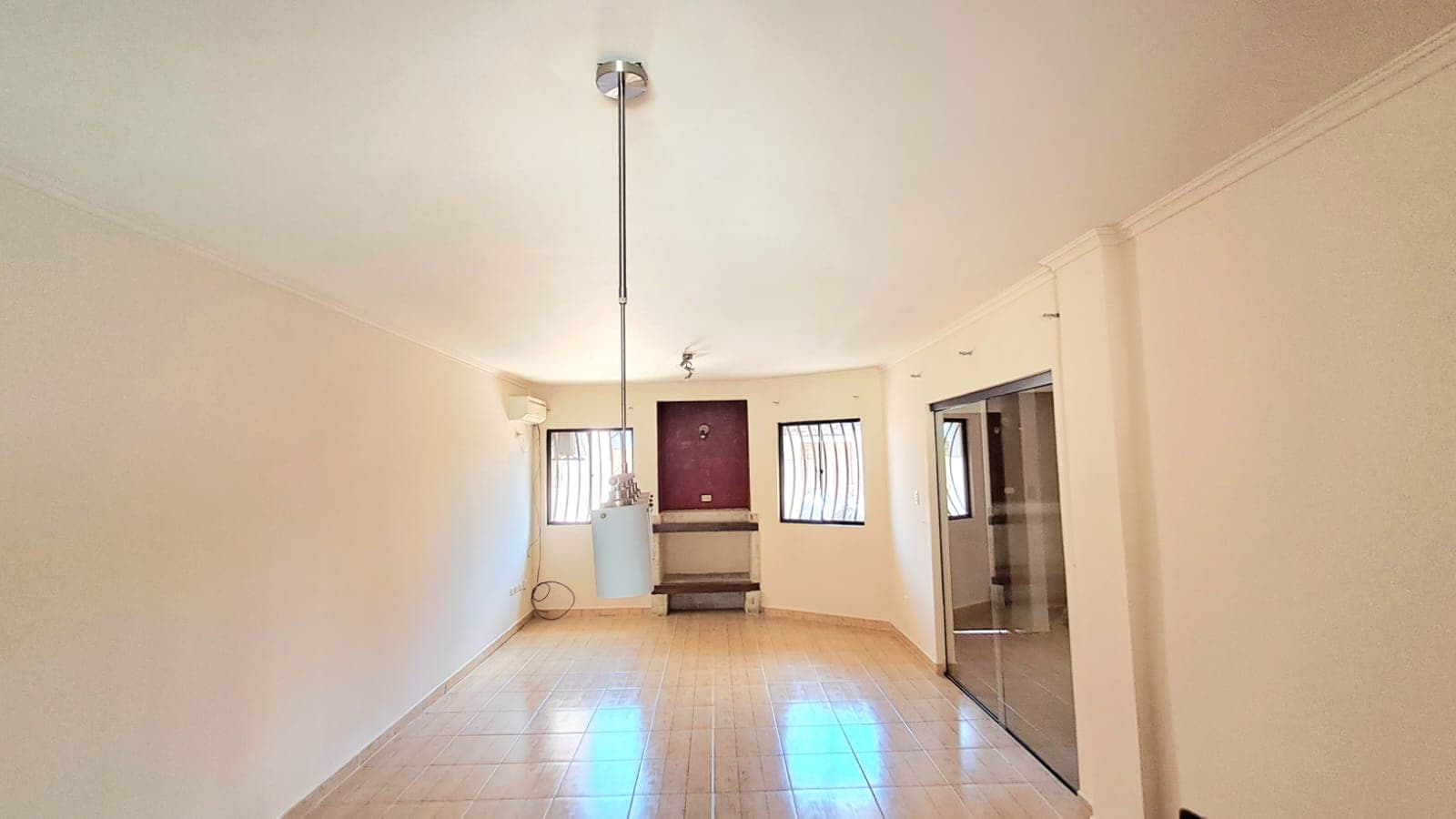 Casa Sólida en Zona Norte - Gran Potencial y Espacios Amplios