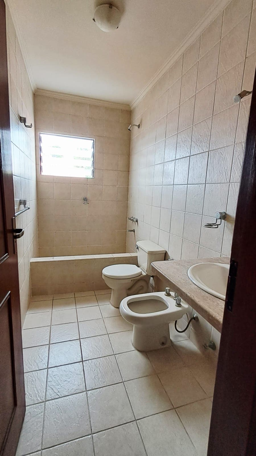 Casa Sólida en Zona Norte - Gran Potencial y Espacios Amplios